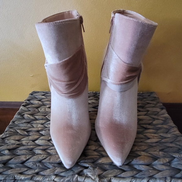 JustFab Shoes - JustFab Sz 6.5 Elegant Velvet Rose Gold Ankle Boots